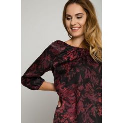 Luźna jedwabna bluzka z rękawami za łokieć BIALCON. Bluzki damskie BIALCON, w kwiaty, z jedwabiu, eleganckie, bez kołnierzyka, bez rękawów. W wyprzedaży za 90,00 zł.