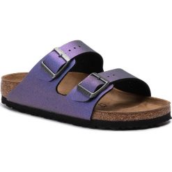 Klapki BIRKENSTOCK - Arizona Bs 1014283 Icy Metallic Violet. Fioletowe klapki damskie Birkenstock, bez wzorów, ze skóry ekologicznej, bez obcasa. Za 279,00 zł.