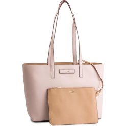 Torebka DKNY - Bryant Lg Zip Tote R83AZ757 Blsh/Latte 8IB. Różowe torebki klasyczne damskie DKNY, bez wzorów, ze skóry ekologicznej, klasyczne, bez dodatków. W wyprzedaży za 539,00 zł.