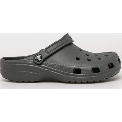 Crocs - Klapki. Czerwone kapcie męskie Crocs, z materiału, bez zapięcia. W wyprzedaży za 129,90 zł.