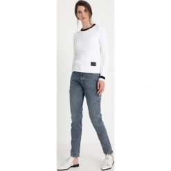 Calvin Klein Jeans CONTRAST NECK CABLE Sweter bright white. Białe swetry klasyczne damskie marki Calvin Klein Jeans, m, z bawełny. Za 449,00 zł.