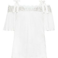 Shirt z dekoltem carmen i koronkową wstawką bonprix biel wełny. Białe koszulki damskie bonprix, w koronkowe wzory, z elastanu, bez kołnierzyka, bez rękawów. Za 84,99 zł.