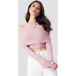 NA-KD Krótki sweter z wywijanym dekoltem - Pink. Różowe swetry klasyczne damskie NA-KD, z dzianiny. Za 80,95 zł.