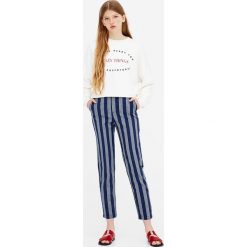 Bluzy damskie: Biała bluza cropped „Crazy things”
