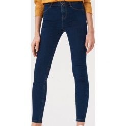 Jeansy skinny ze średnim stanem - Niebieski. Niebieskie jeansy damskie Sinsay. Za 49,99 zł.