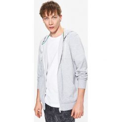 Gładka bluza z kapturem - Jasny szary. Szare bluzy damskie Cropp, s, bez wzorów, bez rękawów, z kapturem. W wyprzedaży za 39,99 zł.