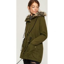 Płaszcz ze sztucznym futrem - Khaki. Brązowe płaszcze damskie Sinsay, l. Za 229,99 zł.