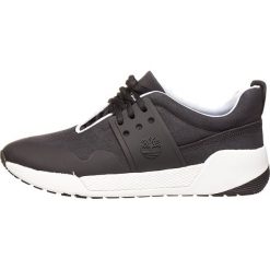 Sneakersy w kolorze czarnym. Trampki i tenisówki damskie Timberland. W wyprzedaży za 269,95 zł.