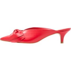 Carvela ACACIA Klapki red. Czerwone crocsy damskie marki Carvela, ze skóry ekologicznej. W wyprzedaży za 575,20 zł.