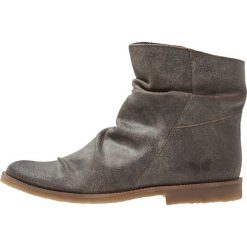 Felmini CLASH Botki zenia tobacco. Szare botki damskie marki Felmini, ze skóry, klasyczne, bez obcasa, bez zapięcia. Za 409,00 zł.