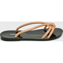 Melissa - Klapki Saudade. Brązowe klapki damskie Melissa, bez wzorów, z materiału, bez obcasa, na obcasie. W wyprzedaży za 139,90 zł.