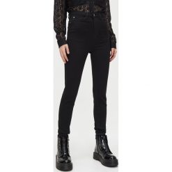 Jeansy High Waist - Czarny. Czarne jeansy damskie Cropp, z podwyższonym stanem. Za 89,99 zł.