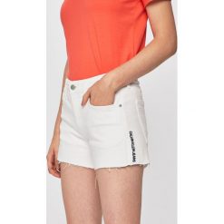 Calvin Klein Jeans - Szorty jeansowe. Białe szorty damskie Calvin Klein Jeans, bez wzorów, z elastanu, casualowe. W wyprzedaży za 199,90 zł.