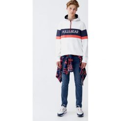 Bluza z kapturem i panelami z logo. Białe bluzy męskie Pull&Bear, m, bez wzorów, z kapturem, bez rękawów, z kapturem. Za 99,90 zł.