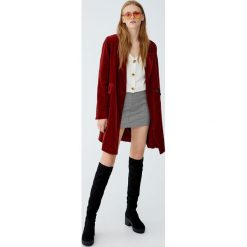 Dwurzędowy płaszcz ze sztruksu. Czerwone płaszcze damskie marki Pull&Bear, ze sztruksu. Za 199,00 zł.