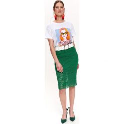 T-shirt z nadrukiem i aplikacją. Białe t-shirty damskie Top Secret, z nadrukiem, eleganckie, bez kołnierzyka. Za 29,99 zł.