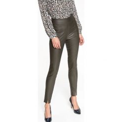DOPASOWANE SPODNIE DAMSKIE Z IMITACJI SKÓRY W KOLORZE KHAKI. Brązowe spodnie damskie Top Secret, s, ze skóry ekologicznej. W wyprzedaży za 59,99 zł.
