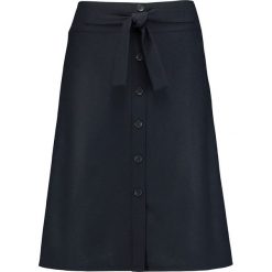 Spódnica w kolorze czarnym. Czarne spódniczki damskie Gerry Weber, bez wzorów, z wełny, z podwyższonym stanem, midi, rozkloszowane. W wyprzedaży za 169,95 zł.