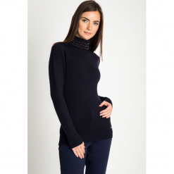 Granatowy sweter golf z perełkami QUIOSQUE. Niebieskie golfy damskie marki QUIOSQUE, z jeansu. Za 139,99 zł.