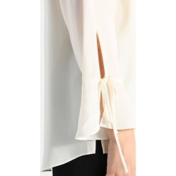 Bluzki asymetryczne: Vince Camuto Plus FLARED TIE CUFF INK PORTRAIT PRINT Bluzka antiq white