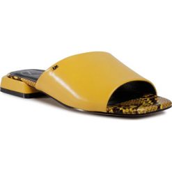 Klapki BETSY - 907019/01-04E Yellow. Żółte klapki damskie Betsy, bez wzorów, ze skóry ekologicznej, bez obcasa. W wyprzedaży za 129,00 zł.