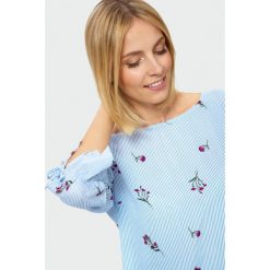 Elegancka bluzka z falbanką. Szare bluzki damskie Greenpoint, bez wzorów, z wiskozy, eleganckie, z falbankami, bez rękawów. Za 99,99 zł.