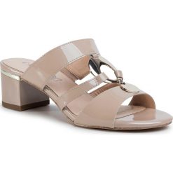Klapki CAPRICE - 9-27201-24 Beige Patent 418. Brązowe klapki damskie Caprice, z aplikacjami, ze skóry, bez obcasa, na obcasie. W wyprzedaży za 189,00 zł.