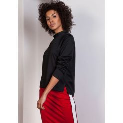 Bluza z dłuższym tyłem, BLU139 czarny. Czarne bluzy damskie Pakamera, bez wzorów, bez rękawów, bez kaptura. Za 119,00 zł.