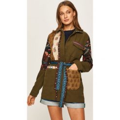 Desigual - Kurtka. Zielone kurtki damskie Desigual, s, w paski, z bawełny, długie, bez kaptura. Za 849,90 zł.