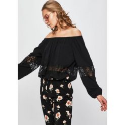 Guess Jeans - Bluzka. Białe bluzki damskie Guess Jeans, na co dzień, s, z aplikacjami, z wiskozy, casualowe, bez kołnierzyka, bez rękawów. Za 369,90 zł.