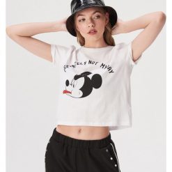 T-shirt z nadrukiem Mickey Mouse - Biały. Białe t-shirty damskie Sinsay, s, z nadrukiem, bez kołnierzyka. Za 24,99 zł.