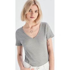 Prążkowany t-shirt z dekoltem w szpic - Jasny szar. Szare t-shirty damskie Sinsay, xl, bez wzorów, prążkowane, bez kołnierzyka. W wyprzedaży za 9,99 zł.