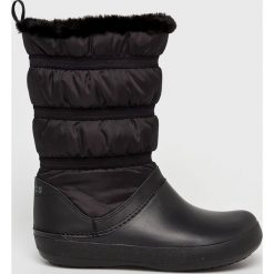 Crocs - Śniegowce. Różowe klapki damskie Crocs, bez wzorów, z gumy, bez obcasa, na obcasie. W wyprzedaży za 269,90 zł.