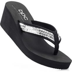 Klapki na koturnie bonprix czarny. Czarne buty ślubne damskie marki bonprix, na koturnie. Za 59,99 zł.