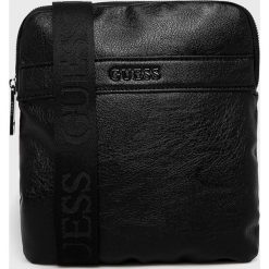 Guess Jeans - Saszetka. Czarne torby męskie skórzane Guess Jeans, w paski, z poliesteru, na ramię, małe. W wyprzedaży za 259,90 zł.
