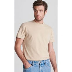 Gładki T-shirt basic - Beżowy. Brązowe t-shirty męskie Reserved, s, bez wzorów, bez kołnierzyka. Za 39,99 zł.