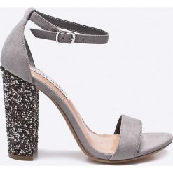 Steve Madden - Sandały Carly. Szare sandały damskie na słupku marki Steve Madden, z materiału. W wyprzedaży za 329,90 zł.
