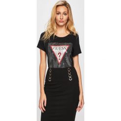 Guess Jeans - T-shirt. Białe t-shirty damskie Guess Jeans, s, z aplikacjami, z bawełny, z okrągłym kołnierzem. W wyprzedaży za 149,90 zł.