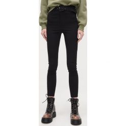 Spodnie high waist z paskiem -. Spodnie damskie Cropp, bez wzorów, z podwyższonym stanem. Za 79,99 zł.