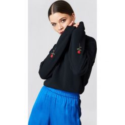 Bluzy damskie: NA-KD Bluza z haftowanymi różami na rękawach – Black