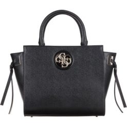 Guess Open Road Torebka Czarny. Czarne torebki klasyczne damskie Guess, w paski, z poliesteru, bez dodatków. Za 576,95 zł.