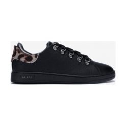 Guess Charlez Tenisówki Czarny. Czarne trampki i tenisówki damskie Guess, z aplikacjami, ze skóry, bez zapięcia. Za 369,95 zł.