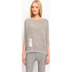 SWETER DŁUGI RĘKAW DAMSKI LUŹNY, KLASYCZNY. Swetry damskie Top Secret. W wyprzedaży za 39,99 zł.