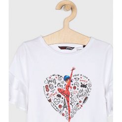 Guess Jeans - T-shirt dziecięcy 113-157 cm. Białe bluzki dziewczęce z nadrukiem, z bawełny, z okrągłym kołnierzem, krótkie. W wyprzedaży za 59,90 zł.