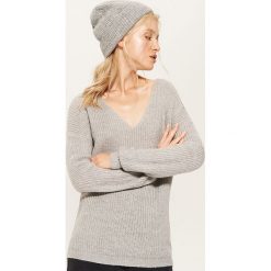 Sweter z dekoltem w serek - Jasny szar. Szare swetry klasyczne damskie marki House, l, z dekoltem w serek. Za 69,99 zł.