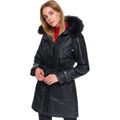 Ocieplana hydrofobowa parka z kapturem i odpinanym futrem. Czarne kurtki damskie Top Secret, na zimę, bez wzorów, z tkaniny, z kapturem. W wyprzedaży za 249,99 zł.