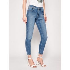 Jeansy Skinny Fit Wrangler High Rise W27HTX10R. Niebieskie jeansy damskie Wrangler, bez wzorów, z elastanu. W wyprzedaży za 259,00 zł.