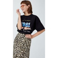 Czarna koszulka Pink Floyd. Czarne koszulki damskie Pull&Bear, bez wzorów, bez kołnierzyka. Za 59,90 zł.