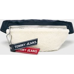 Tommy Jeans - Nerka. Białe nerki damskie Tommy Jeans, w paski, z poliesteru, bez dodatków. W wyprzedaży za 279,90 zł.