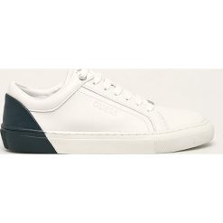 Guess Jeans - Buty dziecięce. Białe trampki chłopięce Guess Jeans, z aplikacjami, z jeansu, sportowe, na sznurówki. W wyprzedaży za 269,90 zł.